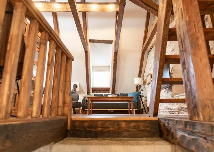 Hilltop - Old Town Kuninga Apartment